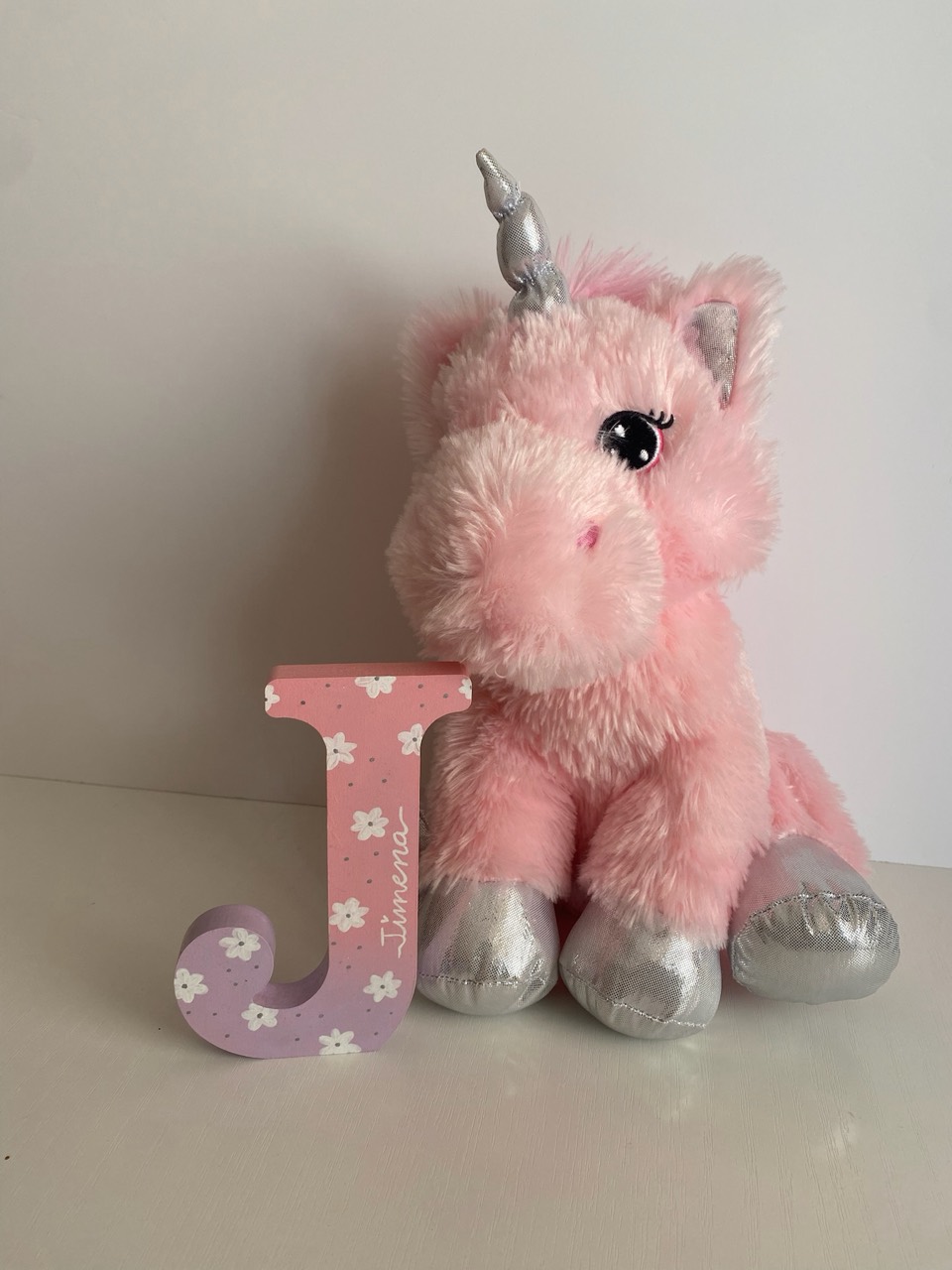 Letra de madera personalizada en tonos pastel